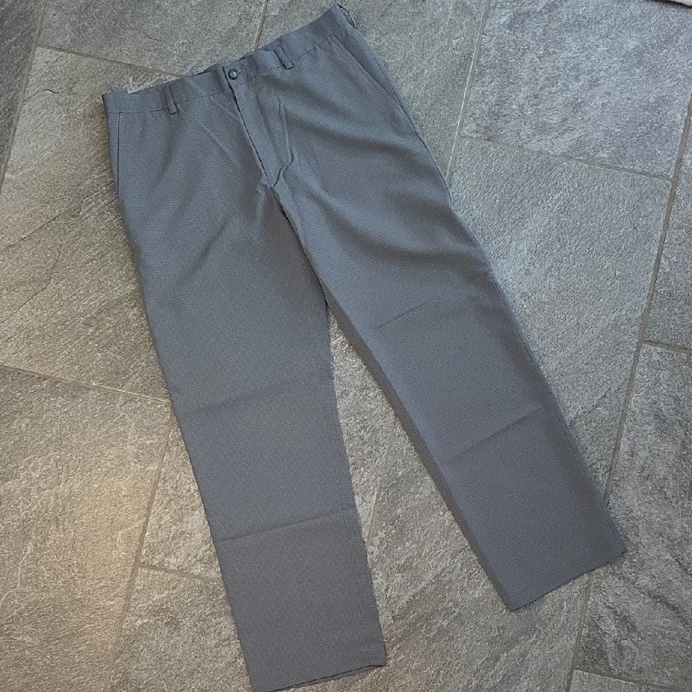 IZOD Golf Pants Size 38x34 Gray...Excellent Condition! Like New!